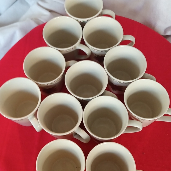 12 MB Merry Brite Mug - Picture 2 of 6